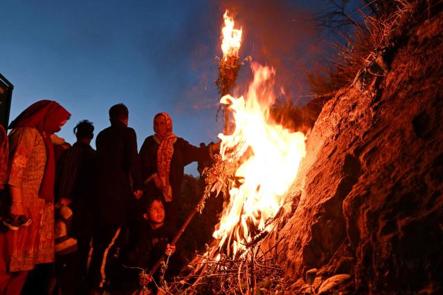 Kashmiri Muslims light torches during the annual Aishmuqaam festival to mark the end of winter season and beginning of sowing season, at the shrine of Sufi saint Zain-ud-din Wali in Anantnag, south of Srinagar on April 2, 2026. (Photo by Tauseef MUSTAFA / AFP)