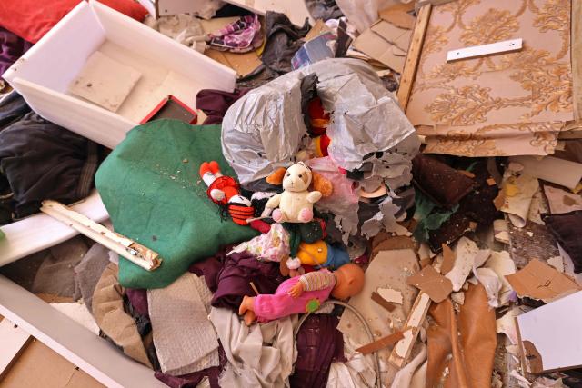 Stuffed toys lie amid the debris of a residential building that was damaged by recent strikes at Vahdat town in Karaj, southwest of Tehran on April 3, 2026. Iran and its allies traded fire with Israel and the United States, as Washington-linked assets across the Middle East were targeted alongside civilian infrastructure -- with the month-long war on April 3 showing little sign of easing. (Photo by ATTA KENARE / AFP) / 
