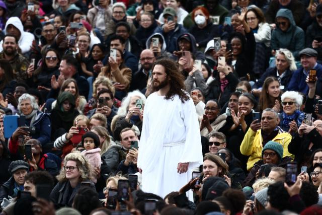 Christ walks through the crowds during a performance of Wintershall's 'The Passion of Jesus' on Good Friday in Trafalgar Square in London, on April 3, 2026. (Photo by Henry NICHOLLS / AFP)