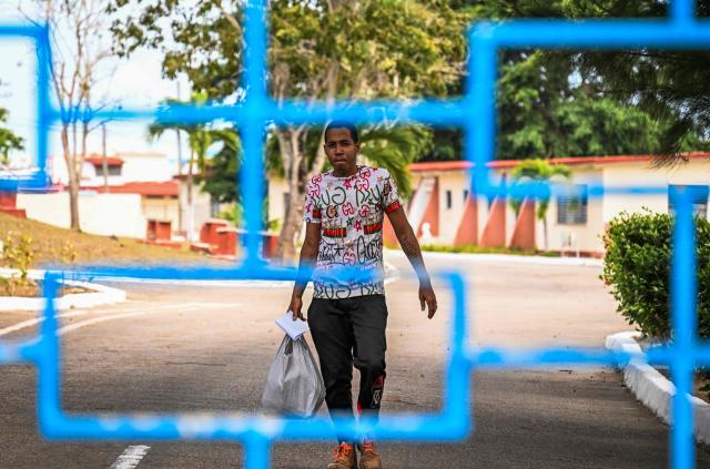 A inmate walks free from La Lima prison in Havana on April 3, 2026. Cuban authorities began to free prisoners on April 3, 2026, after announcing it would pardon 2,010 inmates, the second release in less than a month as it faces heightened US pressure. (Photo by YAMIL LAGE / AFP)