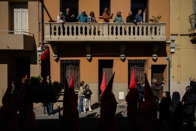 Penitants wearing caperuxta hoods take part in the Procession de la Sanch (Procession of Blood) in Perpignan on April 3, 2026. (Photo by Ed JONES / AFP)