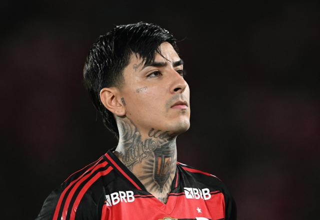 (FILES) Flamengo's Chilean midfielder #05 Erick Pulgar stands for the national anthem ahead of the Brasileirao Serie A football match between Flamengo and Ceara at Maracana Stadium in Rio de Janeiro, Brazil, on December 3, 2025. A key figure in Flamengo’s midfield, Erick Pulgar is no stranger to playing on the edge. Often let off by the referees, the Chilean international was sent off on April 2, 2026 during Portuguese manager Leo Jardim’s first defeat at the helm of Brazil’s most popular club. (Photo by Mauro PIMENTEL / AFP)