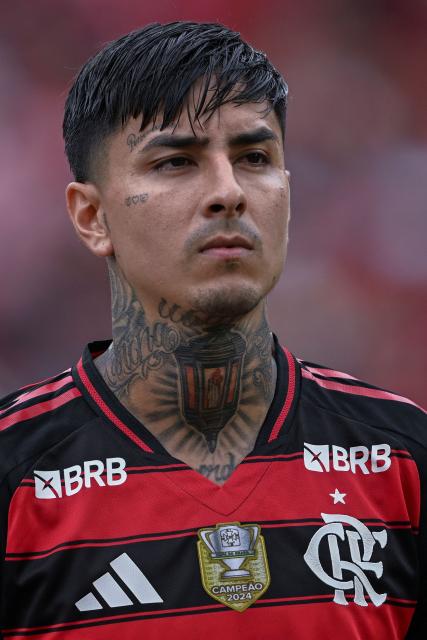 (FILES) Flamengo's Chilean midfielder #05 Erick Pulgar listens to Brazilian anthem before the Brasileirao Serie A football match between Flamengo and Palmeiras at Maracana Stadium in Rio de Janeiro, Brazil on October 19, 2025. A key figure in Flamengo’s midfield, Erick Pulgar is no stranger to playing on the edge. Often let off by the referees, the Chilean international was sent off on April 2, 2026 during Portuguese manager Leo Jardim’s first defeat at the helm of Brazil’s most popular club. (Photo by Mauro PIMENTEL / AFP)