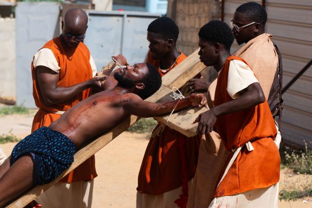 Christian faithful perform an interpretation of the life of Jesus Christ during the Stations of the Cross, at the Saint Christophe parish in Yoff in Dakar, on April 3, 2026. (Photo by SEYLLOU / AFP)