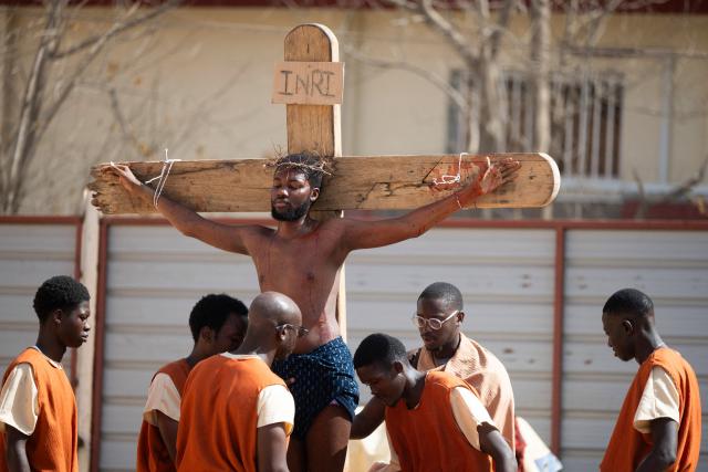 Christian faithful perform an interpretation of the life of Jesus Christ during the Stations of the Cross, at the Saint Christophe parish in Yoff in Dakar, on April 3, 2026. (Photo by SEYLLOU / AFP)