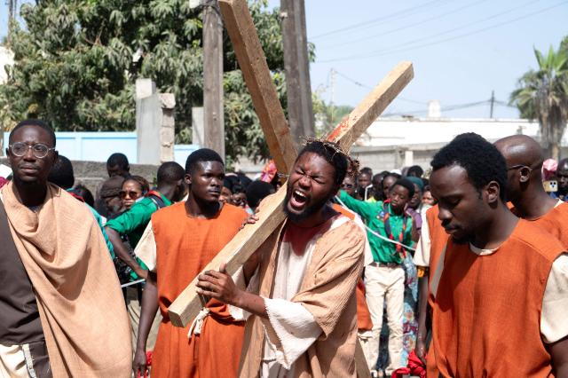 Christian faithful perform an interpretation of the life of Jesus Christ during the Stations of the Cross, at the Saint Christophe parish in Yoff in Dakar, on April 3, 2026. (Photo by SEYLLOU / AFP)