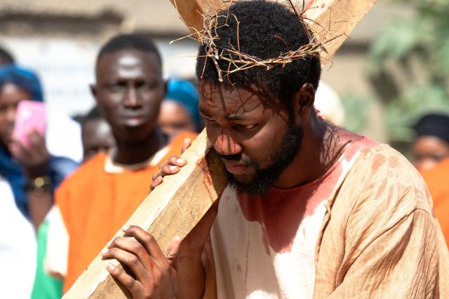 Christian faithful perform an interpretation of the life of Jesus Christ during the Stations of the Cross, at the Saint Christophe parish in Yoff in Dakar, on April 3, 2026. (Photo by SEYLLOU / AFP)