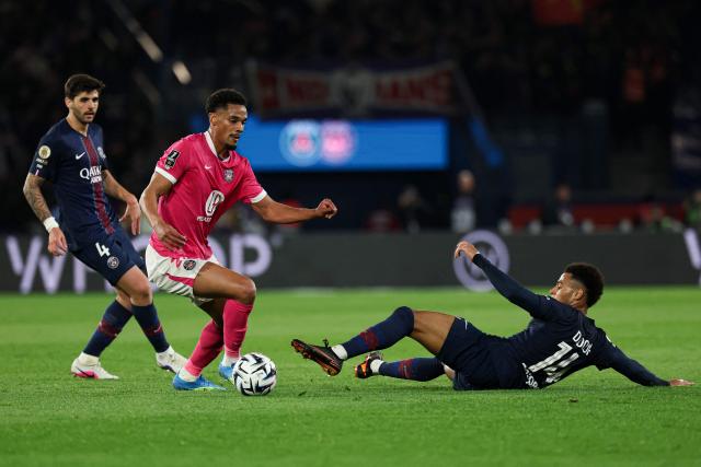 Toulouse's Brazilian forward #20 Emersonn (C) controls the ball past Paris Saint-Germain's French midfielder #14 Desire Doue (R) during the French L1 football match between Paris Saint-Germain (PSG) and Toulouse FC at the Parc des Princes stadium in Paris on April 3, 2026. (Photo by Anne-Christine POUJOULAT / AFP)