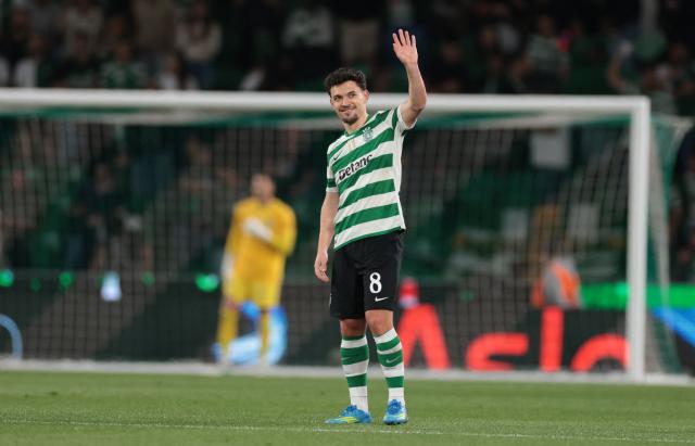 Sporting Lisbon's Portuguese forward #08 Pedro Goncalves celebrates after scoring the equalising goal from the penalty spot during the Portuguese League football match between Sporting CP and CD Santa Clara at Jose Alvalade stadium in Lisbon on April 3, 2026. (Photo by PATRICIA DE MELO MOREIRA / AFP)