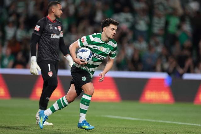 Sporting Lisbon's Portuguese forward #08 Pedro Goncalves reacts after scoring the equalising goal from the penalty spot during the Portuguese League football match between Sporting CP and CD Santa Clara at Jose Alvalade stadium in Lisbon on April 3, 2026. (Photo by PATRICIA DE MELO MOREIRA / AFP)