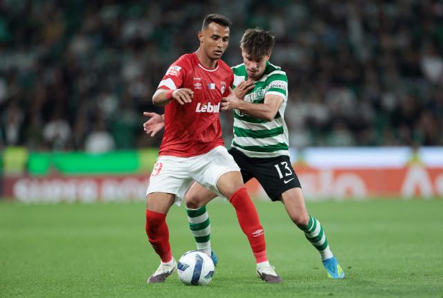 Santa Clara's Brazilian forward #49 Welinton and Sporting Lisbon's Greek defender #13 Georgios Vagiannidis fight for the ball during the Portuguese League football match between Sporting CP and CD Santa Clara at Jose Alvalade stadium in Lisbon on April 3, 2026. (Photo by PATRICIA DE MELO MOREIRA / AFP)