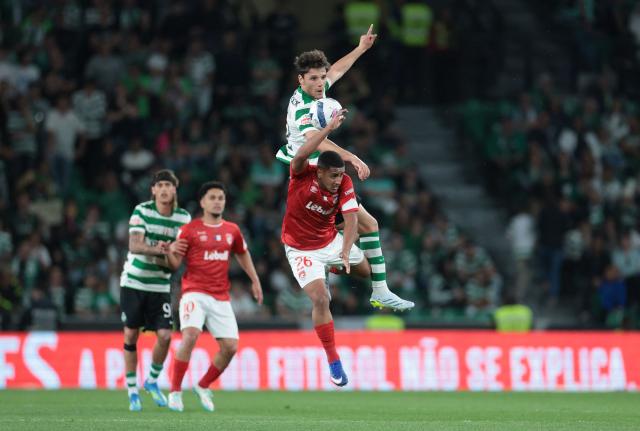 Sporting Lisbon's Portuguese defender #72 Eduardo Quaresma (top) and Santa Clara's Brazilian forward #26 Fernando fight for the ball during the Portuguese League football match between Sporting CP and CD Santa Clara at Jose Alvalade stadium in Lisbon on April 3, 2026. (Photo by PATRICIA DE MELO MOREIRA / AFP)