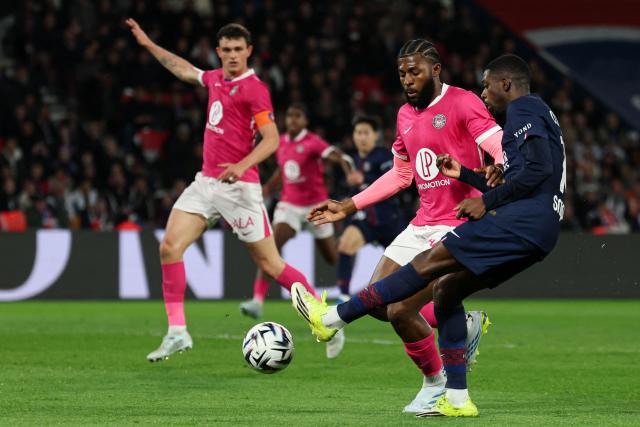 Toulouse's US defender #03 Mark Mckenzie (C) and Paris Saint-Germain's French forward #10 Ousmane Dembele (R) fight for the ball during the French L1 football match between Paris Saint-Germain (PSG) and Toulouse FC at the Parc des Princes stadium in Paris on April 3, 2026. (Photo by Anne-Christine POUJOULAT / AFP)