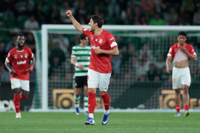 Santa Clara's forward #39 Goncalo Paciencia celebrates scoring his team's second goal during the Portuguese League football match between Sporting CP and CD Santa Clara at Jose Alvalade stadium in Lisbon on April 3, 2026. (Photo by PATRICIA DE MELO MOREIRA / AFP)