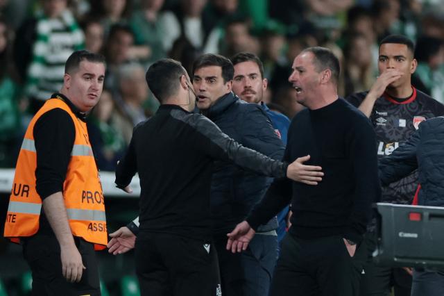 Santa Clara's Portuguese coach Armando Goncalves Teixeira (R) argues with a referee after a disallowed goal during the Portuguese League football match between Sporting CP and CD Santa Clara at Jose Alvalade stadium in Lisbon on April 3, 2026. (Photo by PATRICIA DE MELO MOREIRA / AFP)