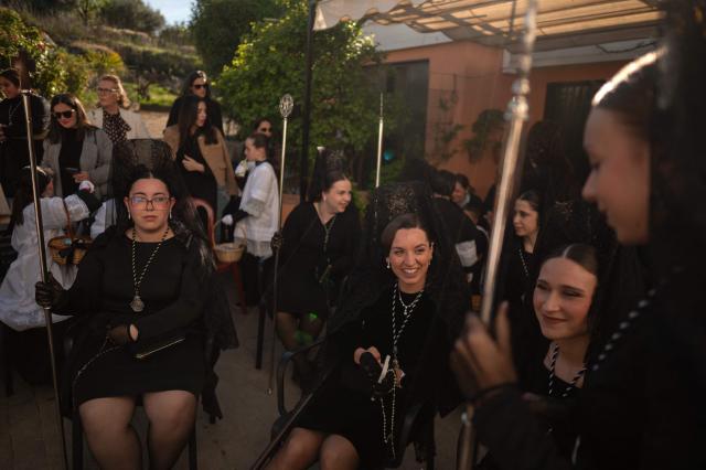 Women wearing traditional "mantilla" shawls prepare to take part in the Good Friday procession of the “Santo Entierro de Cristo” brotherhood in Ronda on April 3, 2026. Christian believers around the world mark the Holy Week of Easter in celebration of the crucifixion and resurrection of Jesus Christ. (Photo by JORGE GUERRERO / AFP)