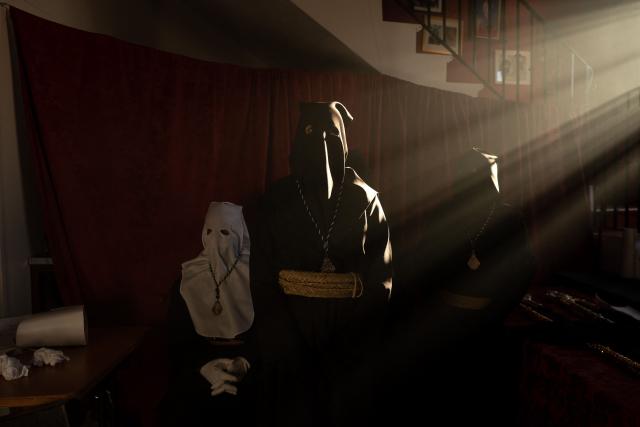 TOPSHOT - Penitents of the “Santo Entierro de Cristo” brotherhood take part in Good Friday procession in Ronda on April 3, 2026. Christian believers around the world mark the Holy Week of Easter in celebration of the crucifixion and resurrection of Jesus Christ. (Photo by JORGE GUERRERO / AFP)