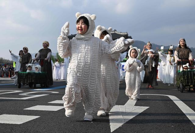Children in costumes take part in an Easter parade at Gwanghwamun Square in Seoul on April 4, 2026. (Photo by Jung Yeon-je / AFP)