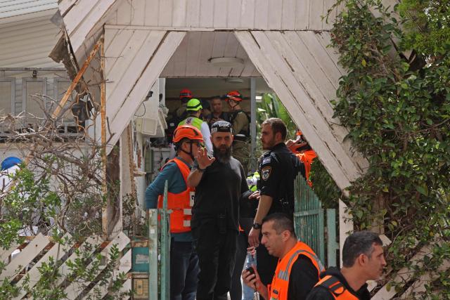 Israeli security forces and first responders gather at the site of an Iranian strike that hit a residential neighbourhood in Ramat Gan on April 4, 2026. The Israeli army said on April 4 its air defences were working to down missiles fired from Iran, which medics reported wounded one person. (Photo by Jack GUEZ / AFP) / 