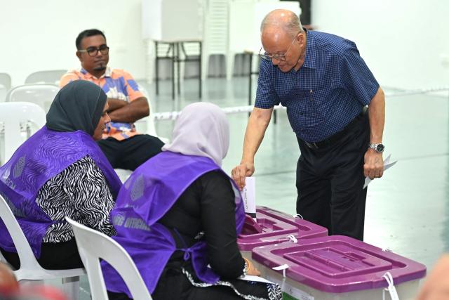 Maldives' former president Maumoon Abdul Gayoom casts his ballot at a polling station in Malé on April 4, 2026 as voting opens for the local council elections as well as a referendum on holding Presidential and Parliamentary elections on the same day. (Photo by Mohamed Afrah / AFP)