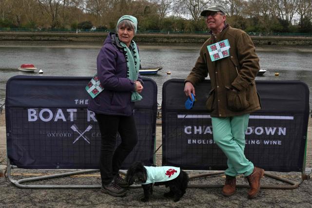 Cambridge supporters await the start of the 171th men's boat race between Oxford University and Cambridge University on the River Thames in London on April 4, 2026. (Photo by CARLOS JASSO / AFP)