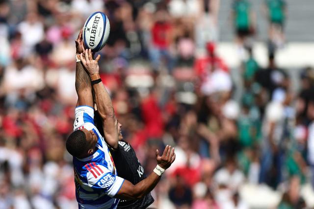 Stormers' South African wing Leolin Zas (L) fights for the ball in the air with Toulon's French wing Gael Drean during the European Rugby Champions Cup round of 16 rugby union match, between the Rugby Club Toulonnais (RCT) and the Stormers (Western Province) at the Stade Mayol in Toulon on April 4, 2026. (Photo by Clement MAHOUDEAU / AFP)