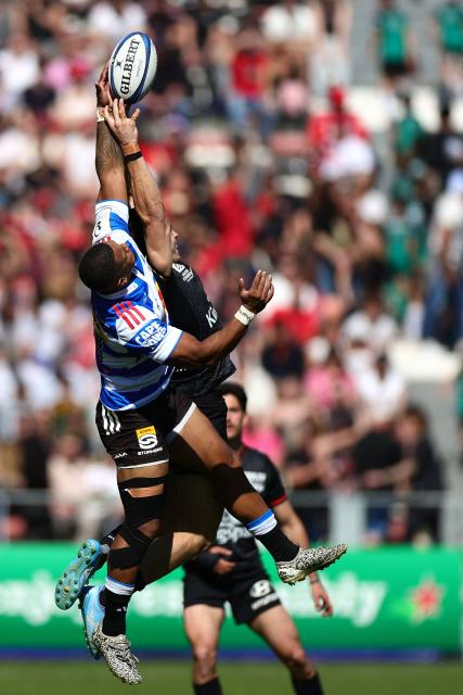 Stormers' South African wing Leolin Zas (L) fights for the ball in the air with Toulon's French wing Gael Drean during the European Rugby Champions Cup round of 16 rugby union match, between the Rugby Club Toulonnais (RCT) and the Stormers (Western Province) at the Stade Mayol in Toulon on April 4, 2026. (Photo by Clement MAHOUDEAU / AFP)