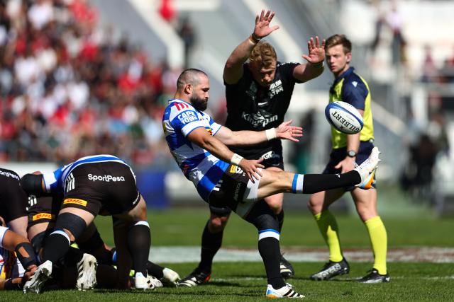 Stormers' South African scrum-half Cobus Reinach clears the ball out of a ruck in front of Toulon's English lock David Ribbans during the European Rugby Champions Cup round of 16 rugby union match, between the Rugby Club Toulonnais (RCT) and the Stormers (Western Province) at the Stade Mayol in Toulon on April 4, 2026. (Photo by Clement MAHOUDEAU / AFP)