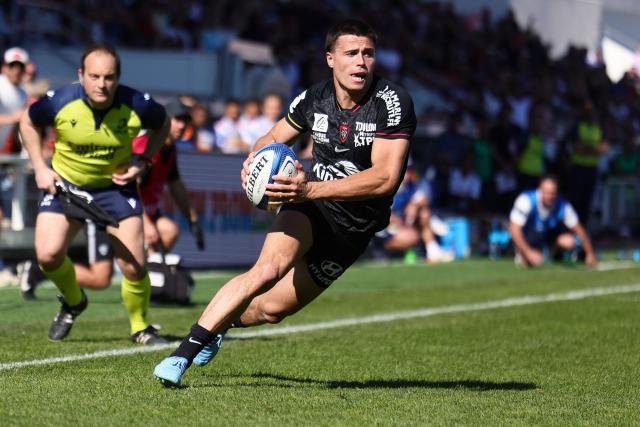Toulon's French wing Gael Drean runs to score a try during the European Rugby Champions Cup round of 16 rugby union match, between the Rugby Club Toulonnais (RCT) and the Stormers (Western Province) at the Stade Mayol in Toulon on April 4, 2026. (Photo by CLEMENT MAHOUDEAU / AFP)