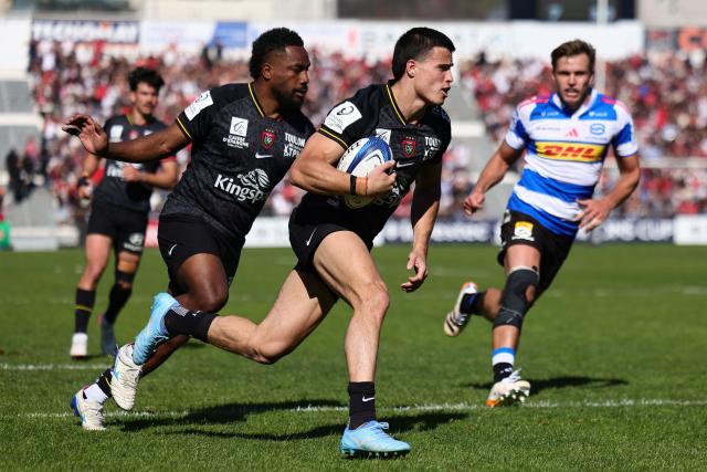 Toulon's French wing Gael Drean runs to score a try during the European Rugby Champions Cup round of 16 rugby union match, between the Rugby Club Toulonnais (RCT) and the Stormers (Western Province) at the Stade Mayol in Toulon on April 4, 2026. (Photo by CLEMENT MAHOUDEAU / AFP)