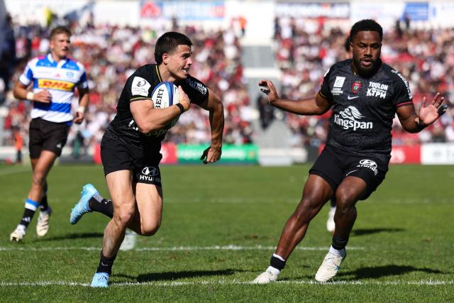 Toulon's French wing Gael Drean runs to score a try next to Toulon's Fijian centre Setariki Tuicuvu (R) during the European Rugby Champions Cup round of 16 rugby union match, between the Rugby Club Toulonnais (RCT) and the Stormers (Western Province) at the Stade Mayol in Toulon on April 4, 2026. (Photo by CLEMENT MAHOUDEAU / AFP)