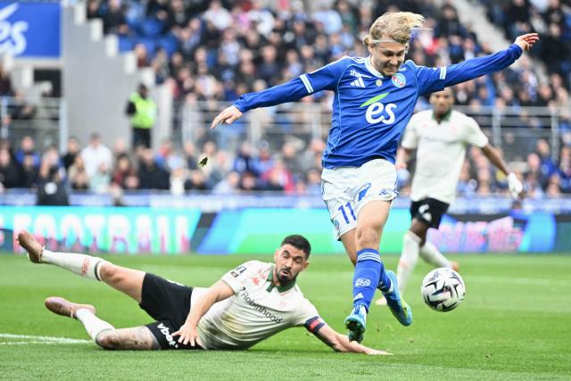 Strasbourg's Swedish midfielder #11 Sebastian Nanasi (R) fights for the ball with Nice's French midfielder #08 Morgan Sanson (L) during the French L1 football match between RC Strasbourg Alsace and OGC Nice at the Stade de la Meinau in Strasbourg, eastern France, on April 4, 2026. (Photo by SEBASTIEN BOZON / AFP)
