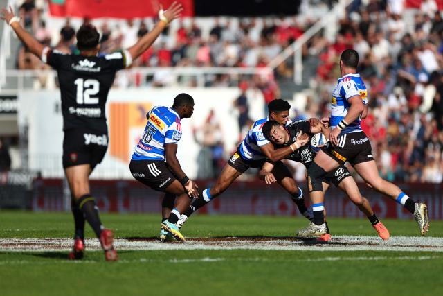 Toulon's Argentine fly-half Tomas Albornoz is tackled by Stormers' South African fly-half Sacha Feinberg-Mngomezulu during the European Rugby Champions Cup round of 16 rugby union match, between the Rugby Club Toulonnais (RCT) and the Stormers (Western Province) at the Stade Mayol in Toulon on April 4, 2026. (Photo by Clement MAHOUDEAU / AFP)