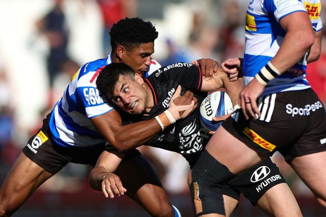 TOPSHOT - Toulon's Argentine fly-half Tomas Albornoz is tackled by Stormers' South African fly-half Sacha Feinberg-Mngomezulu during the European Rugby Champions Cup round of 16 rugby union match, between the Rugby Club Toulonnais (RCT) and the Stormers (Western Province) at the Stade Mayol in Toulon on April 4, 2026. (Photo by Clement MAHOUDEAU / AFP)