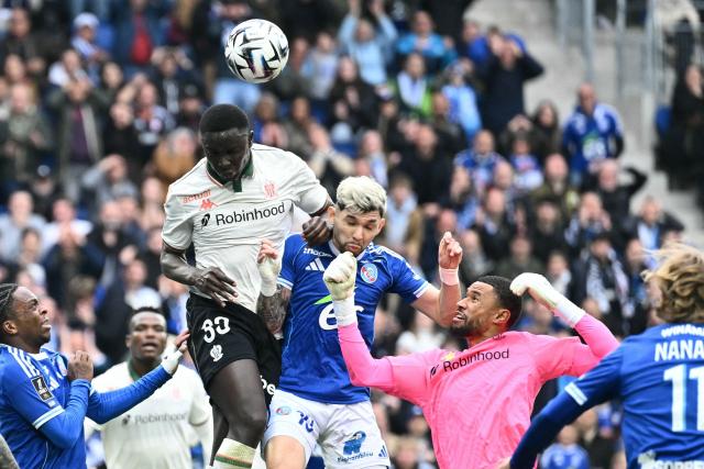 Nice's Senegalese defender #33 Antoine Mendy (L) fights for the ball with Strasbourg's Paraguayan midfielder #19 Julio Enciso (C) during the French L1 football match between RC Strasbourg Alsace and OGC Nice at the Stade de la Meinau in Strasbourg, eastern France, on April 4, 2026. (Photo by SEBASTIEN BOZON / AFP)