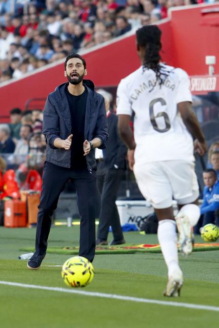 Real Madrid's Spanish coach Alvaro Arbeloa (L) gestures on the touchline near Real Madrid's Angolan midfielder #6 Eduardo Camavinga during the Spanish league football match between RCD Mallorca and Real Madrid CF at Mallorca Son Moix Stadium in Palma de Mallorca on April 4, 2026. (Photo by JAIME REINA / AFP)