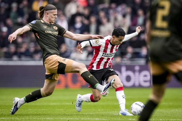 FC Utrecht's Ukrainian forward #17 Artem Stepanov (L) fights for the ball with PSV Eindhoven's Brazilian defender #17 Mauro Junior during the Dutch Eredivisie football match between PSV Eindhoven and FC Utrecht at Philips Stadion in Eindhoven on April 4, 2026. (Photo by Tobias Kleuver / ANP / AFP) / Netherlands OUT
