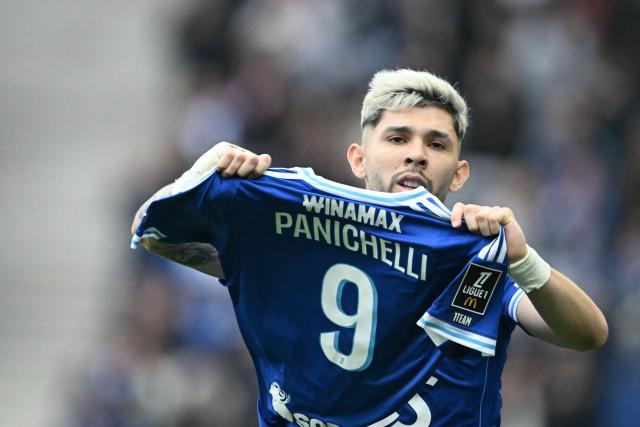 Strasbourg's Paraguayan midfielder #19 Julio Enciso celebrates his team's first goal during the French L1 football match between RC Strasbourg Alsace and OGC Nice at the Stade de la Meinau in Strasbourg, eastern France, on April 4, 2026. (Photo by SEBASTIEN BOZON / AFP)