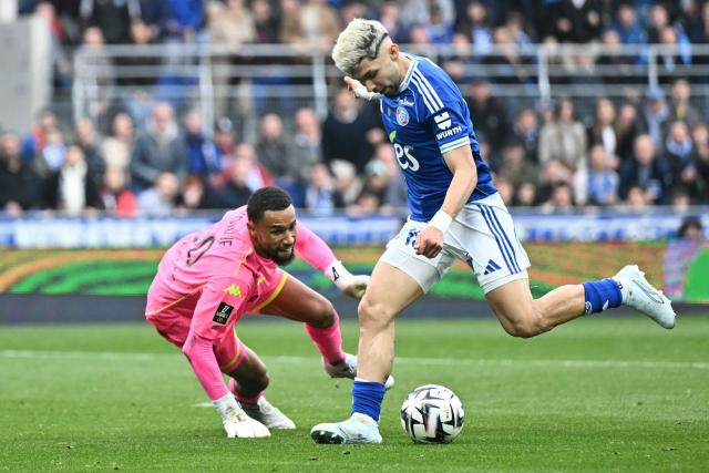 Strasbourg's Paraguayan midfielder #19 Julio Enciso shoots to score his team's second goal during the French L1 football match between RC Strasbourg Alsace and OGC Nice at the Stade de la Meinau in Strasbourg, eastern France, on April 4, 2026. (Photo by SEBASTIEN BOZON / AFP)