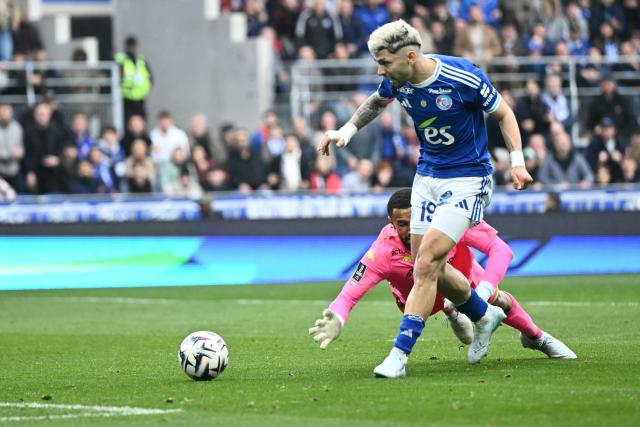 Strasbourg's Paraguayan midfielder #19 Julio Enciso shoots to score his team's second goal during the French L1 football match between RC Strasbourg Alsace and OGC Nice at the Stade de la Meinau in Strasbourg, eastern France, on April 4, 2026. (Photo by SEBASTIEN BOZON / AFP)