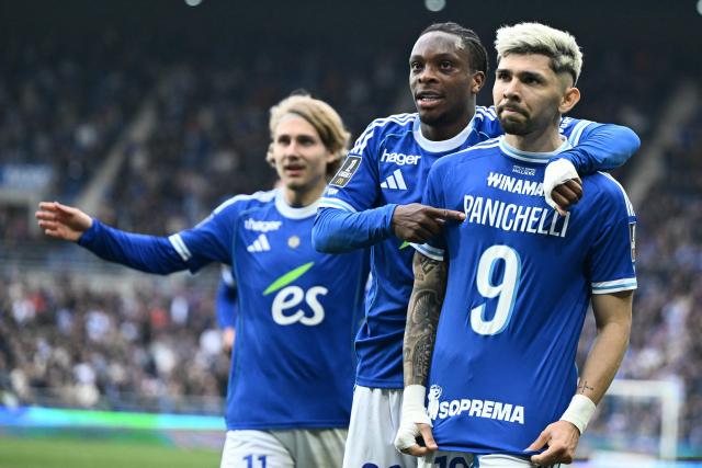 Strasbourg's Paraguayan midfielder #19 Julio Enciso wears the jersey of Strasbourg's Argentine forward #09 Joaquin Panichelli (unseen) as he celebrates scoring his team's second goal during the French L1 football match between RC Strasbourg Alsace and OGC Nice at the Stade de la Meinau in Strasbourg, eastern France, on April 4, 2026. (Photo by SEBASTIEN BOZON / AFP)