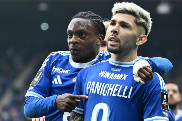 Strasbourg's Paraguayan midfielder #19 Julio Enciso wears the jersey of Strasbourg's Argentine forward #09 Joaquin Panichelli (unseen) as he celebrates scoring his team's second goal during the French L1 football match between RC Strasbourg Alsace and OGC Nice at the Stade de la Meinau in Strasbourg, eastern France, on April 4, 2026. (Photo by SEBASTIEN BOZON / AFP)