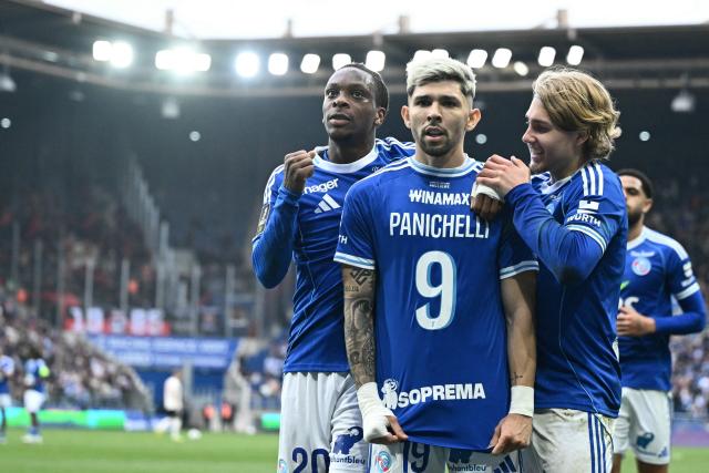 Strasbourg's Paraguayan midfielder #19 Julio Enciso wears the jersey of Strasbourg's Argentine forward #09 Joaquin Panichelli (unseen) as he celebrates scoring his team's second goal during the French L1 football match between RC Strasbourg Alsace and OGC Nice at the Stade de la Meinau in Strasbourg, eastern France, on April 4, 2026. (Photo by SEBASTIEN BOZON / AFP)