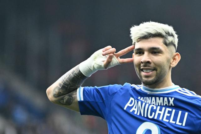 Strasbourg's Paraguayan midfielder #19 Julio Enciso celebrates scoring his team's second goal during the French L1 football match between RC Strasbourg Alsace and OGC Nice at the Stade de la Meinau in Strasbourg, eastern France, on April 4, 2026. (Photo by SEBASTIEN BOZON / AFP)