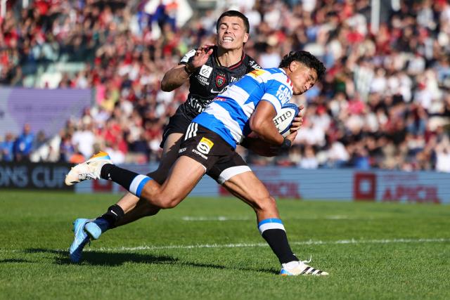 TOPSHOT - Stormers' South African center Imad Khan runs past Toulon's French wing Gael Drean (L) to score a try  during the European Rugby Champions Cup round of 16 rugby union match, between the Rugby Club Toulonnais (RCT) and the Stormers (Western Province) at the Stade Mayol in Toulon on April 4, 2026. (Photo by CLEMENT MAHOUDEAU / AFP)