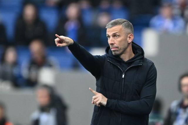 Strasbourg's English head coach Gary O'Neil reacts from the sidelines during the French L1 football match between RC Strasbourg Alsace and OGC Nice at the Stade de la Meinau in Strasbourg, eastern France, on April 4, 2026. (Photo by SEBASTIEN BOZON / AFP)