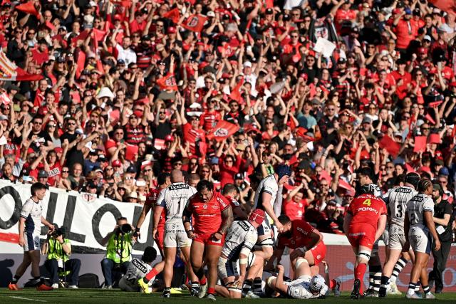 Toulouse's players celebrate after their team's second try during the European Rugby Champions Cup round of 16 rugby union match between Stade Toulousain and Bristol at the Ernest-Wallon stadium in Toulouse, south-western France on April 4, 2026. (Photo by Matthieu RONDEL / AFP)