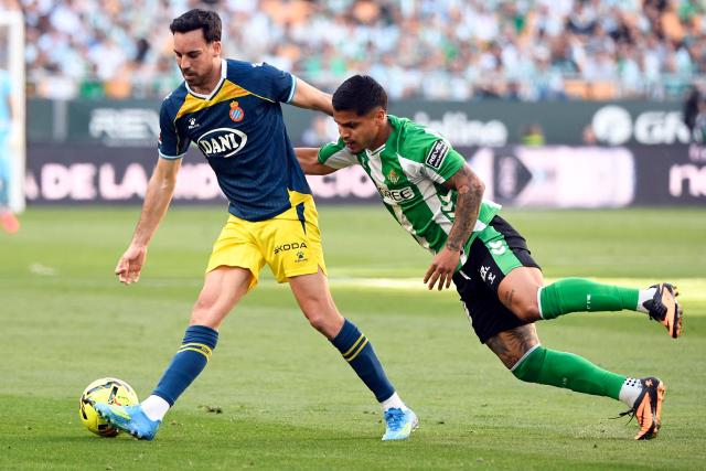 Real Mallorca's Spanish midfielder #08 Manu Morlanes and Real Betis' Colombian forward #19 Cucho Hernandez fight for the ball during the Spanish league football match between Real Betis and RCD Espanyol at Benito Villamarin Stadium in Seville on April 4, 2026. (Photo by CRISTINA QUICLER / AFP)
