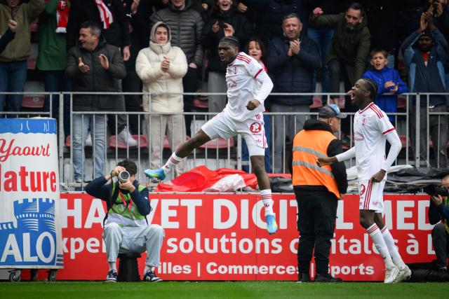 Brest's French midfielder #07 Junior Dina-Ebimbe (C) scores during the French L1 football match between Stade Brestois 29 (Brest) and Stade Rennais FC  at the Stade Francis-Le-Ble in Brest, western France, on April 4, 2026. (Photo by Loic VENANCE / AFP)