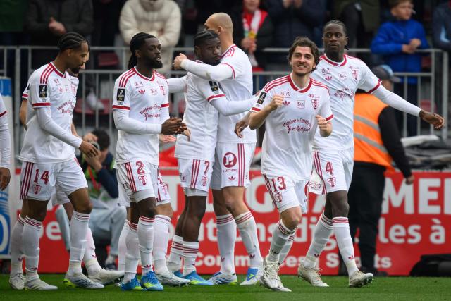 Brest's French midfielder #07 Junior Dina-Ebimbe (C) celebrates after scoring during the French L1 football match between Stade Brestois 29 (Brest) and Stade Rennais FC  at the Stade Francis-Le-Ble in Brest, western France, on April 4, 2026. (Photo by Loic VENANCE / AFP)